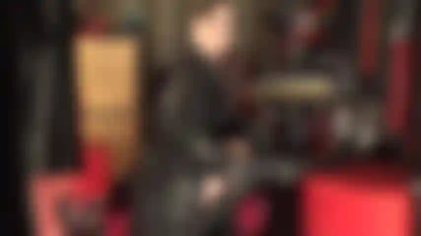 Une déesse en bottes hautes en cuir, un manteau jusqu'aux genoux et des gants si doux que vous ne pouvez que rêver d'être taquiné par eux...