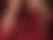 Gros plan d'escarpins en cuir rouge chaud qui pendent et jouent avec des chaussures.