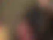 Un body fétichiste en pvc avec des chaînes, des collants résille rouges et un énorme gode ceinture noir. Voilà comment ta maîtresse est habillée lorsqu'elle enfonce sa grosse bite dans ta chatte de salope.