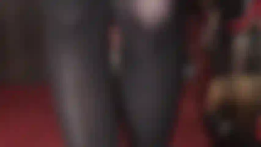 Maîtresse exige que ses chaussures soient cirées - fouet à la main, maîtresse vous indique où votre langue doit être. Faites-le bien et vous ne serez pas frappée par ces talons.