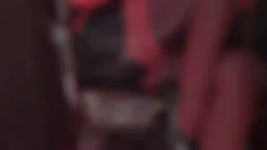 Des bas sensuels femdom taquinent - la maîtresse vivian fait monter la température dans des bas porte-jarretelles à coutures rouges superposés sur des collants en spandex leohex noirs brillants.