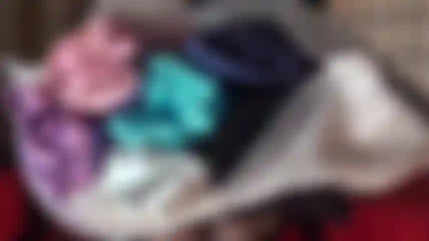 Les culottes en satin brillant te rendent folle !! - Maîtresse vient de recevoir un tout nouveau paquet de sous-vêtements en satin doux et soyeux et décide de te taquiner avec chaque paire. Peux-tu toutes les supporter ?!