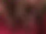 Fétichiste des pieds et adoratrice du strapon - des arches de collants noirs transparents taquinent dans des escarpins en cuir et sans, avec une grosse bite en caoutchouc blanc qui pend entre les jambes de la maîtresse et sans.