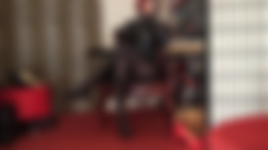 Sous le charme brillant de maîtresse vivian - les vêtements noirs brillants sont votre plus grande faiblesse. Le pvc reflète la lumière, le talon de la botte se balance de haut en bas... Les mouvements subtils et sensuels de maîtresse vous hypnotisent.