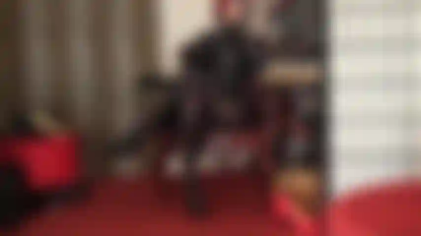 Sous le charme brillant de maîtresse vivian - les vêtements noirs brillants sont votre plus grande faiblesse. Le pvc reflète la lumière, le talon de la botte se balance de haut en bas... Les mouvements subtils et sensuels de maîtresse vous hypnotisent.