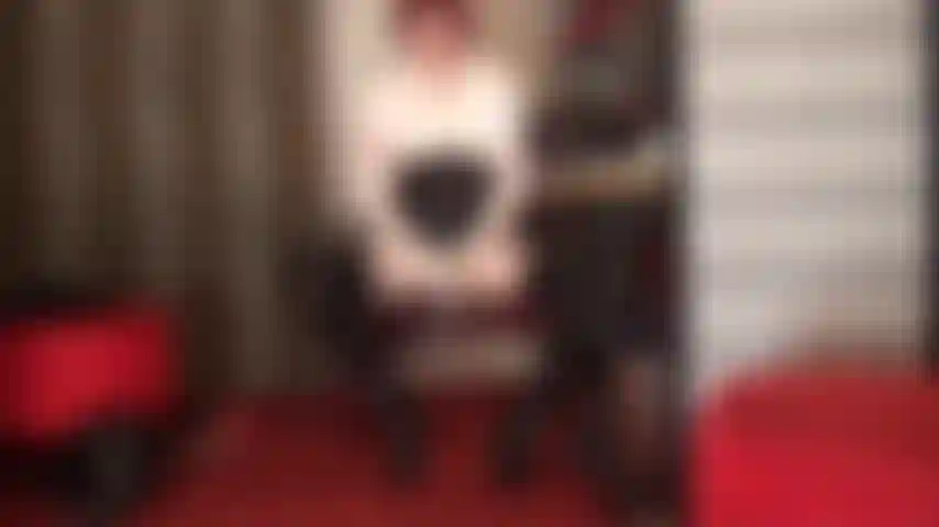 Poppers et gode ceinture. Renifle et suce ! Maîtresse a un gros gode ceinture avec ton nom dessus. Viens ici, ma pute à poppers et suce ma bite.