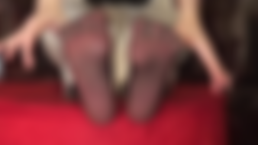 Un jean blanc et des semelles en nylon noir transparent - des pieds en collants sexy se tortillent hors d'un jean blanc.