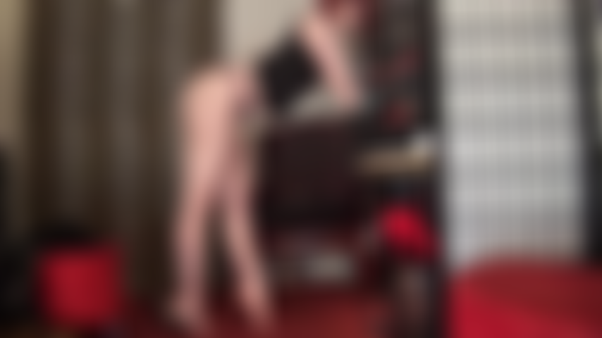 Les belles longues jambes nues et les pieds de maîtresse vous mettent à genoux.