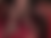 Taquinant lentement ta bite d'esclave avec mes pieds en bas noirs doux et soyeux et te piégeant entre mes jambes croisées en nylon.