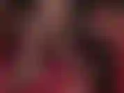 Taquinant lentement ta bite d'esclave avec mes pieds en bas noirs doux et soyeux et te piégeant entre mes jambes croisées en nylon.