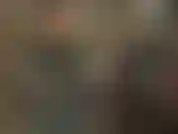 Une déesse du latex. Ma maîtresse est habillée de la tête aux pieds de latex brillant et sexy, avec une capuche transparente, de longs gants et un chapeau en latex.