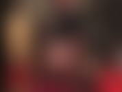 Viens ici, salope de pieds, ton visage sera mon repose-pieds. Je vais frotter ces pieds parfumés et moites de collants sur ton visage, te regarder inhaler la perfection en remuant mes orteils partout.