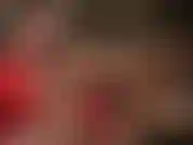 De jolis gants en satin blanc taquinent sensuellement les jambes et les pieds en collants superposés.