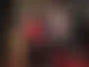 Oh tu aimes le latex, moi aussi ! Enfilons ton chemisier noir sexy préféré et taquinons ta bite, d'accord ? :-).