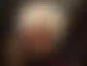 Une maîtresse arrogante avec un énorme gode ceinture noir, des lunettes de soleil et un manteau de fourrure. Oui, salope, tu vas utiliser seulement ta gorge pour masser le sperme de ma bite et de toutes les autres bites que je pointe.