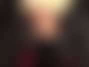 En pvc, collants, bottes brillantes, manteau de fourrure et strapon - cette déesse fétichiste est prête à vous nourrir de sa grosse bite blanche savoureuse directement dans votre bouche chatte.