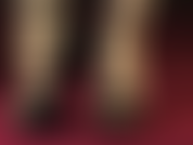 Les pieds dans des bas en caoutchouc et des sandales à lanières et à bout ouvert.