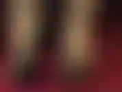 Les pieds dans des bas en caoutchouc et des sandales à lanières et à bout ouvert.