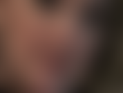 Fétichiste des gants en latex, taquine la bouche. Langue, lèvres, crachat.