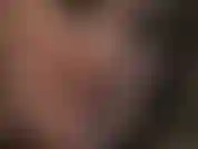 Fétichiste des gants en latex, taquine la bouche. Langue, lèvres, crachat.