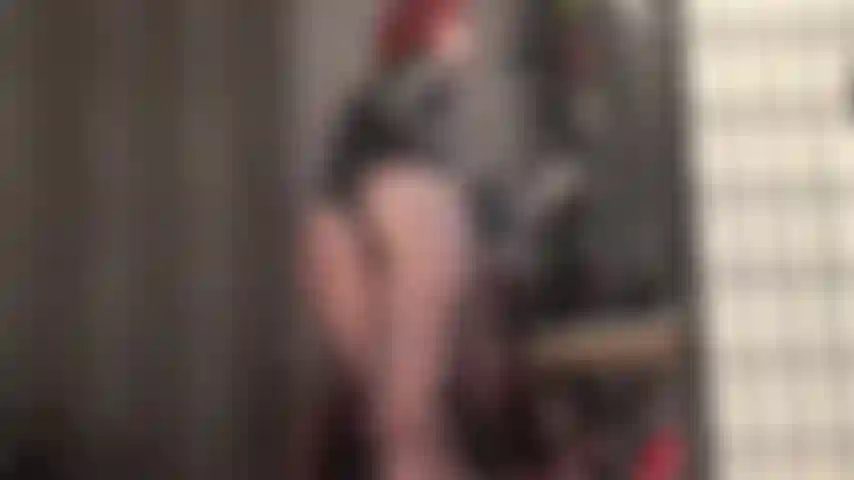 Les choses vont devenir encore plus brillantes - adoration du cul avec les jambes croisées dans des collants résille avec une couture arrière séduisante et un body en pvc, puis une mini-jupe en pvc.