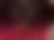 Gros plan, en rouge et noir – bas nylon noirs et talons rouges brillants, la combinaison idéale. Regardez la reine du balancier balancer ses escarpins sexy.