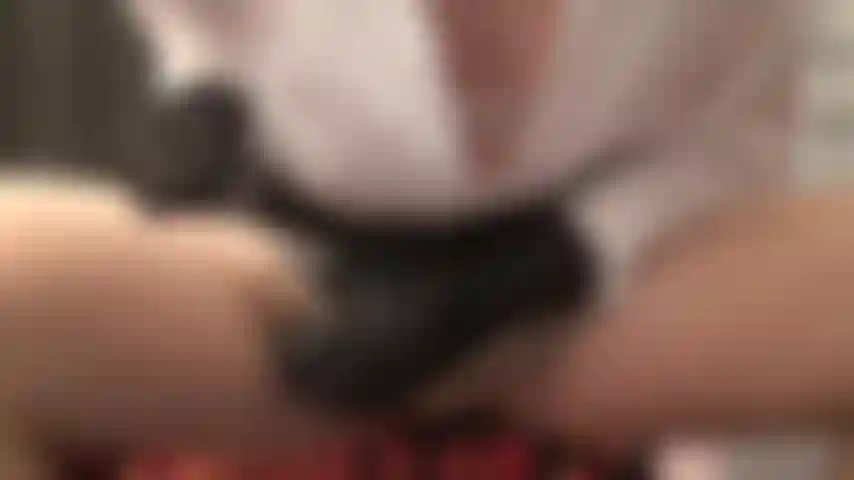 Caressant sa belle grosse bite veinée dans un collant nude brillant. Sa bite semble prête à éclater et elle a besoin de ta bouche pour la nourrir.