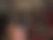 Latex, longues jambes nues et longs doigts sexy dans des gants en caoutchouc.