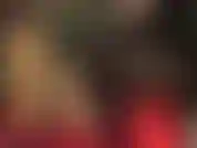 Tenue en latex chaude pour adorer - jupe et chemisier vert fumé, gants longs noirs et bas à coutures en caoutchouc transparent avec talons contrastés rouges.