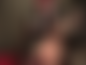 Vêtue d'un sexy brillant serré vert fumée et de caoutchouc noir, la maîtresse traite la bite de votre esclave avec des pieds collants et des gants en latex.