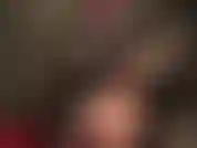 Vêtue d'un sexy brillant serré vert fumée et de caoutchouc noir, la maîtresse traite la bite de votre esclave avec des pieds collants et des gants en latex.