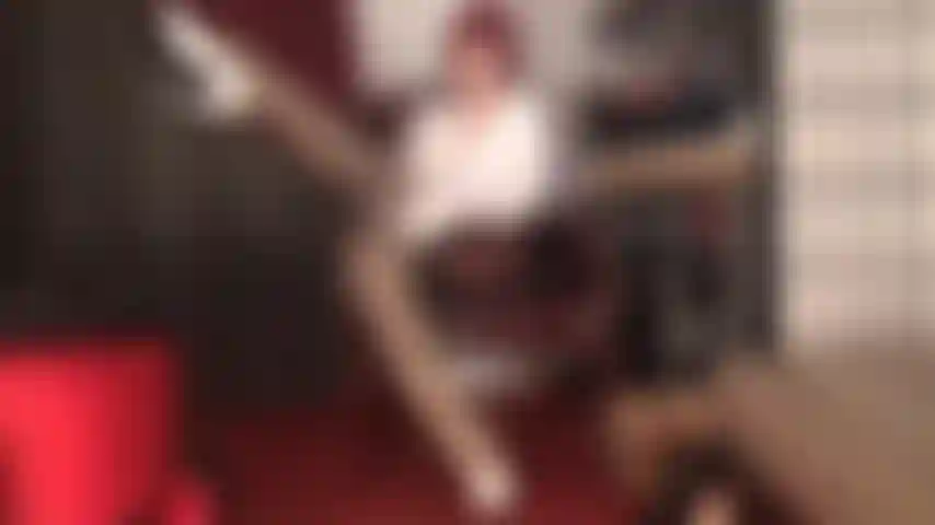 Des collants marron opaques et des bas beiges brillants et cette culotte gainante taille haute couleur lavande sont exactement ce dont votre bite a besoin en ce moment.