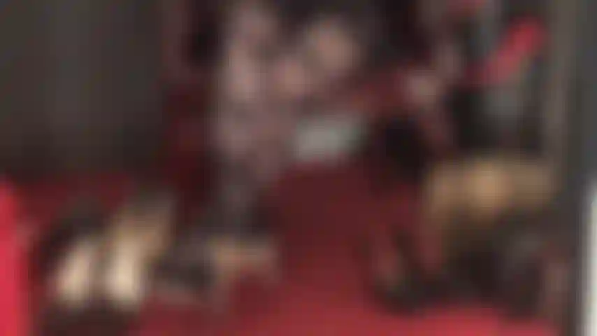 Collants à motifs floraux, talons hauts et adoration des pieds.