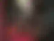 Une maîtresse en latex dévoile des bas en dentelle superposés sur des collants. Vénérez mes jambes jusqu'à mon cul en collants.