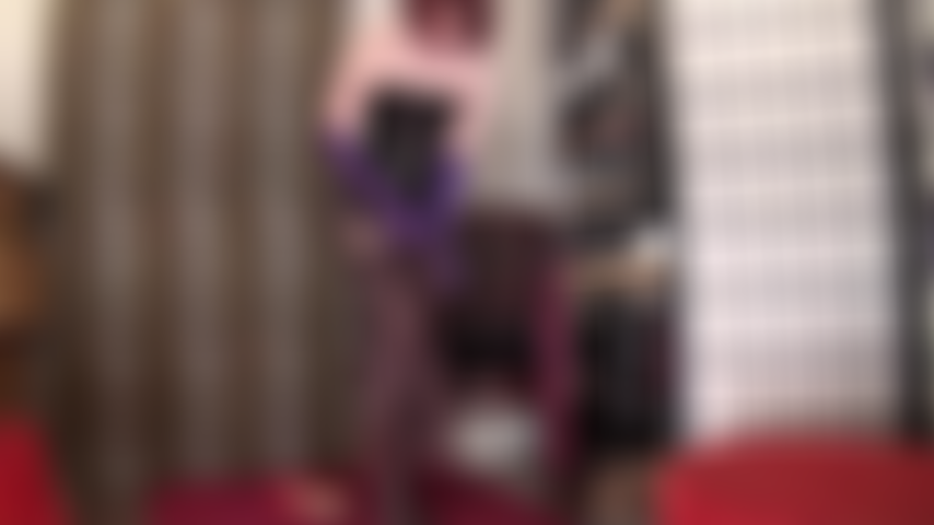 Des gants en satin violet et des collants assortis, avec une énorme bite noire entre les deux. Je sais à quel point ta petite bite est excitée par une grosse bite noire et des bas nylon.