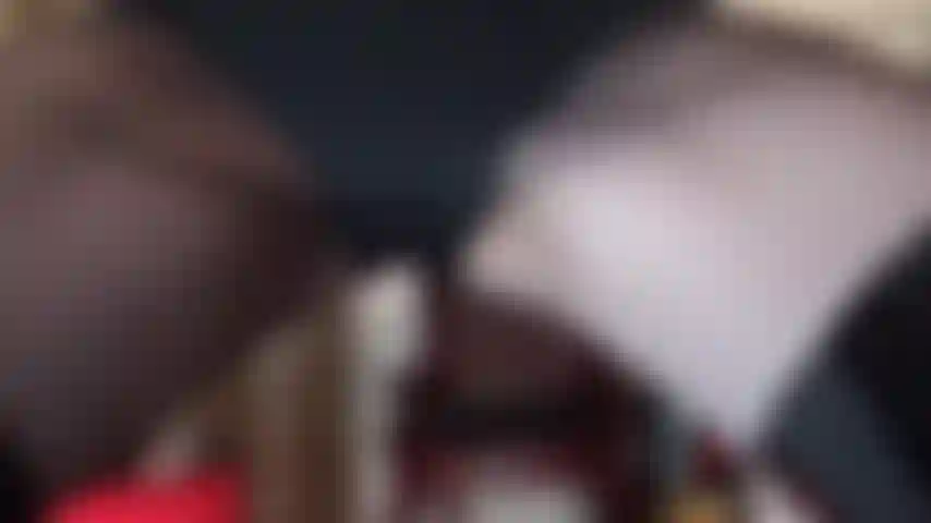 Assise sur le visage - respire mon parfum. Prends une longue et profonde inspiration pour respirer mon parfum enivrant.