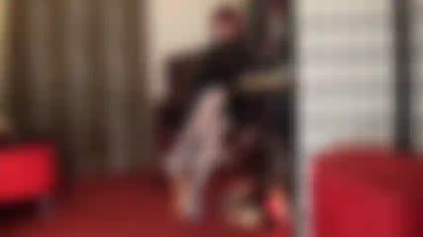 Mes pieds en bas bleus taquinent ta bite et tes couilles.