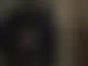 Plus il y a de latex, mieux c'est - regardez votre déesse du caoutchouc enfiler une autre couche de latex pour vous taquiner.