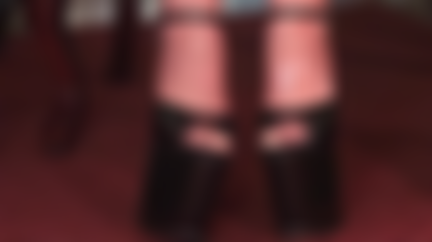 Adoration des pieds en latex avec des talons plateformes à bout ouvert - bas brillants et glissants en latex avec de hauts talons fétichistes.