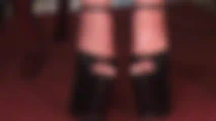 Adoration des pieds en latex avec des talons plateformes à bout ouvert - bas brillants et glissants en latex avec de hauts talons fétichistes.