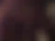 Des gants – tu les aimes brillants, qu'ils soient doux comme de la soie, en satin noir ou en pvc brillant. Ils te rendent aussi folle que les collants dorés brillants à plusieurs couches que je porte… mmmm.