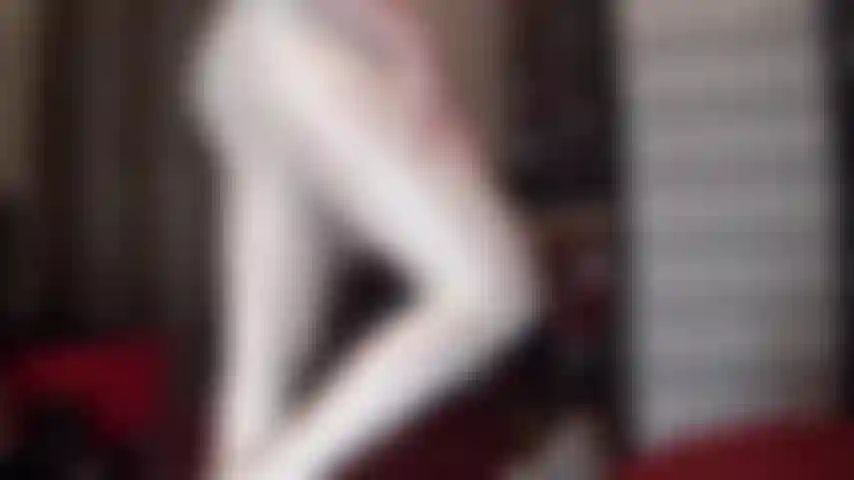 Fétichiste du latex et des bas brillants - latex noir, collants blancs et gants en caoutchouc serrés qui traient votre bite jusqu'à la dernière goutte.