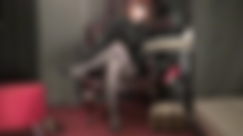 Maîtresse vous tient en haleine avec ses collants sensuels et ses gants en cuir sur votre point le plus sensible...