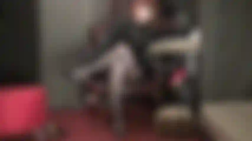 Maîtresse vous tient en haleine avec ses collants sensuels et ses gants en cuir sur votre point le plus sensible...