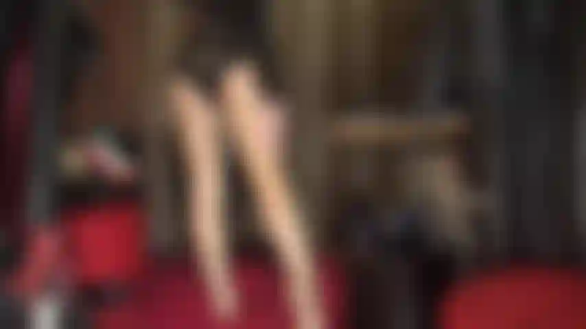 Des collants dorés super brillants, un culte des pieds, un strap-on noir géant et des sandales blanches à lanières.