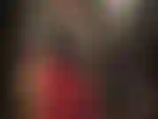 Bbc pegging en cuir et leggings rouges serrés.