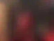 Tu aimes mes pieds sexy. Renifle-les quand ils sortent de ces bottes en cuir rouge sexy - chaud et humide, respire l'arôme enivrant directement dans ton nez.