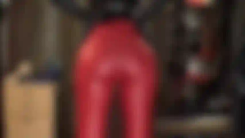 Encourageant la branlette en leggings rouges serrés et gants de cuir. Vénérant mon cul et se branlant fort.