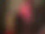 Maîtresse affiche ses courbes étonnantes et son corps en forme dans un chemisier et un pantalon en satin soyeux ainsi que dans un jean en cuir.