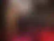 Des bas blancs brillants sont superposés sur des collants marron brillants et associés à de hautes bottes brillantes. Je vénère la perfection en remontant ces bas sexy en dentelle jusqu'en dessous de mes fesses.